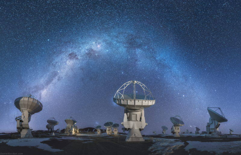 Illustration for article titled Photos of These Bolivian Salt Flats Perfectly Reflect the Night Sky